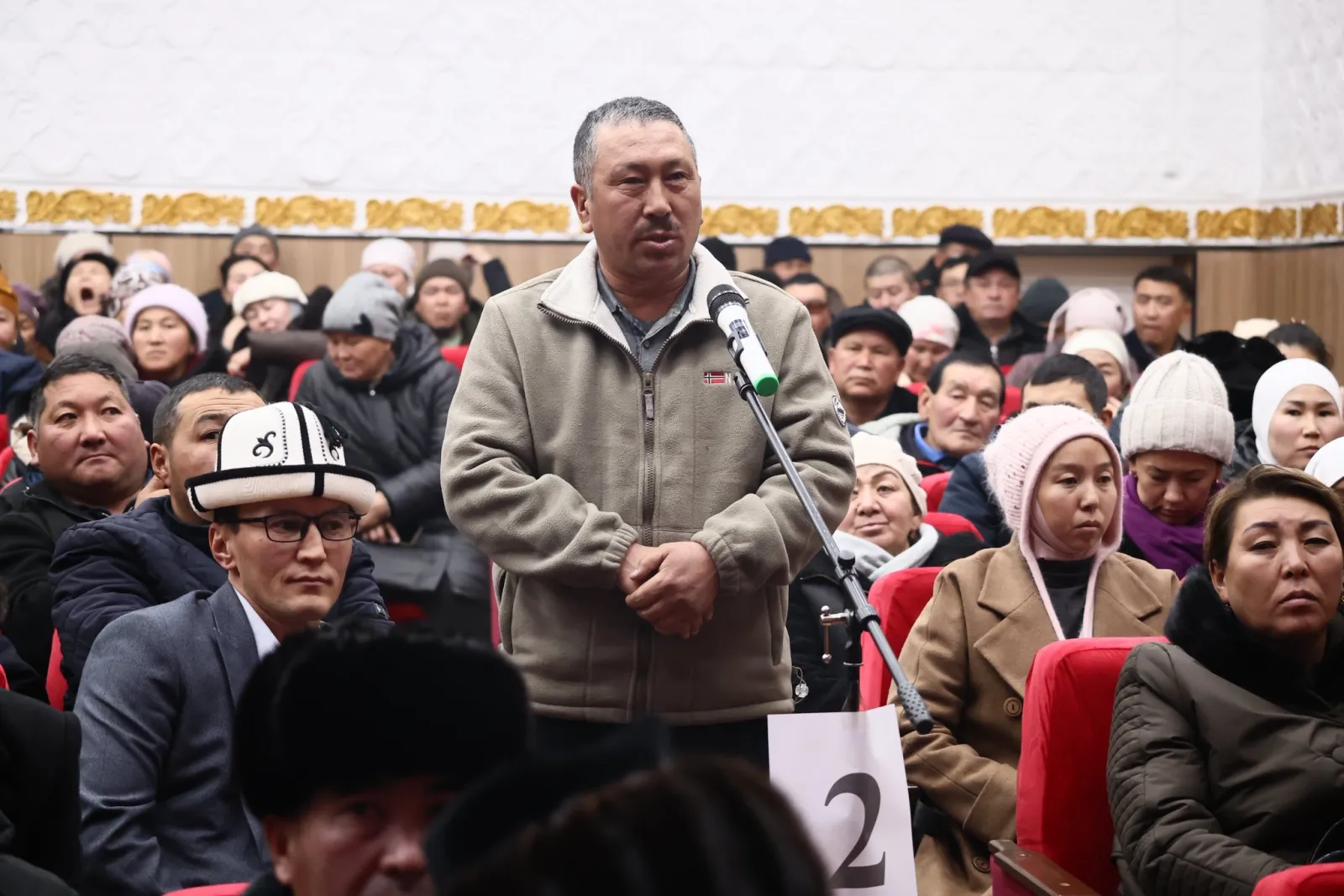 Ош облусунун башчысы Аманкан Кенжебаев Алай районунун тургундары менен жолугушту