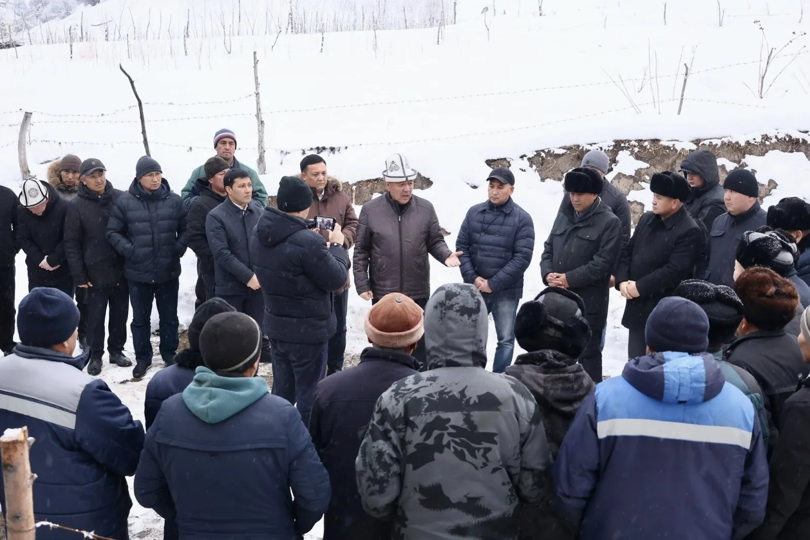 Аманкан Кенжебаев Кара-Кой эс алуу аймагындагы Калдай участкасынын тургундары менен жолугушту