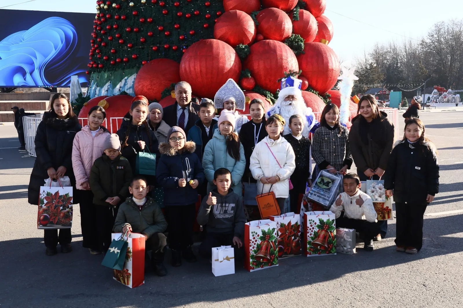 Аяз атага кат жазган балдарга белектер тапшырылды