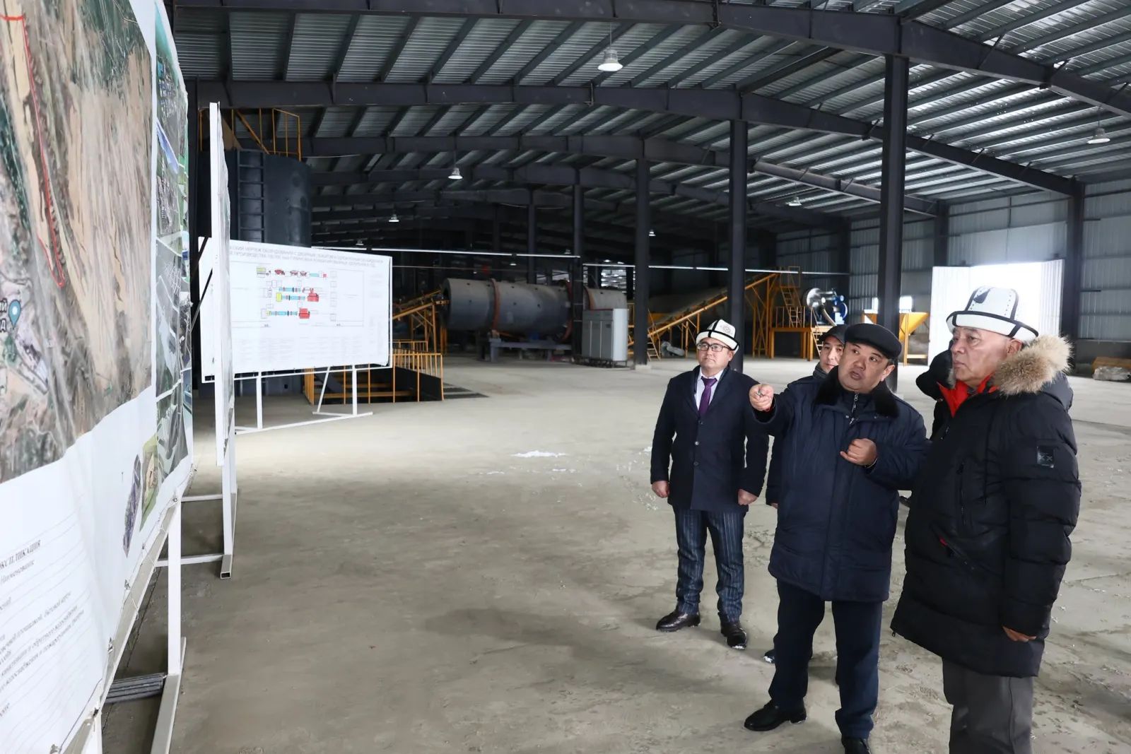 А. Кенжебаев Ноокатта курулуп жаткан жер семирткич чыгаруучу заводдун курулушу менен таанышты