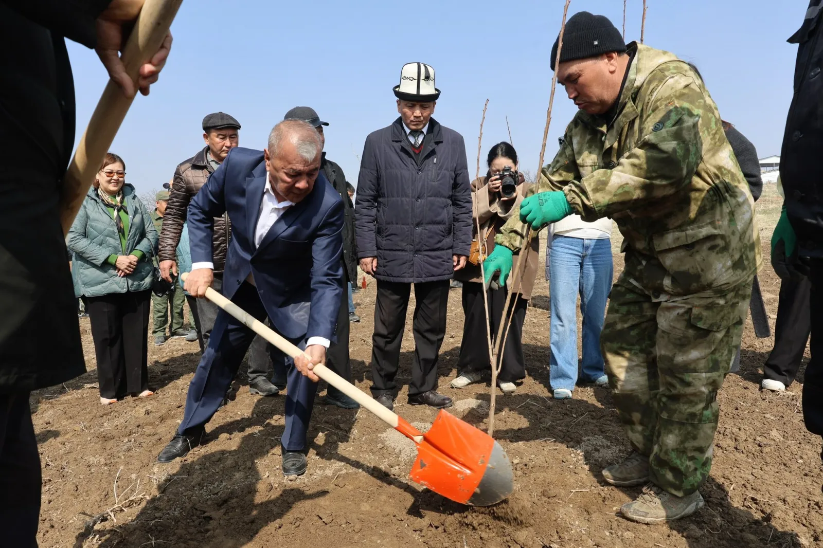 Ош облусунун башчысы Кара-Сууда көчөт отургузуу иш-чарасына катышты