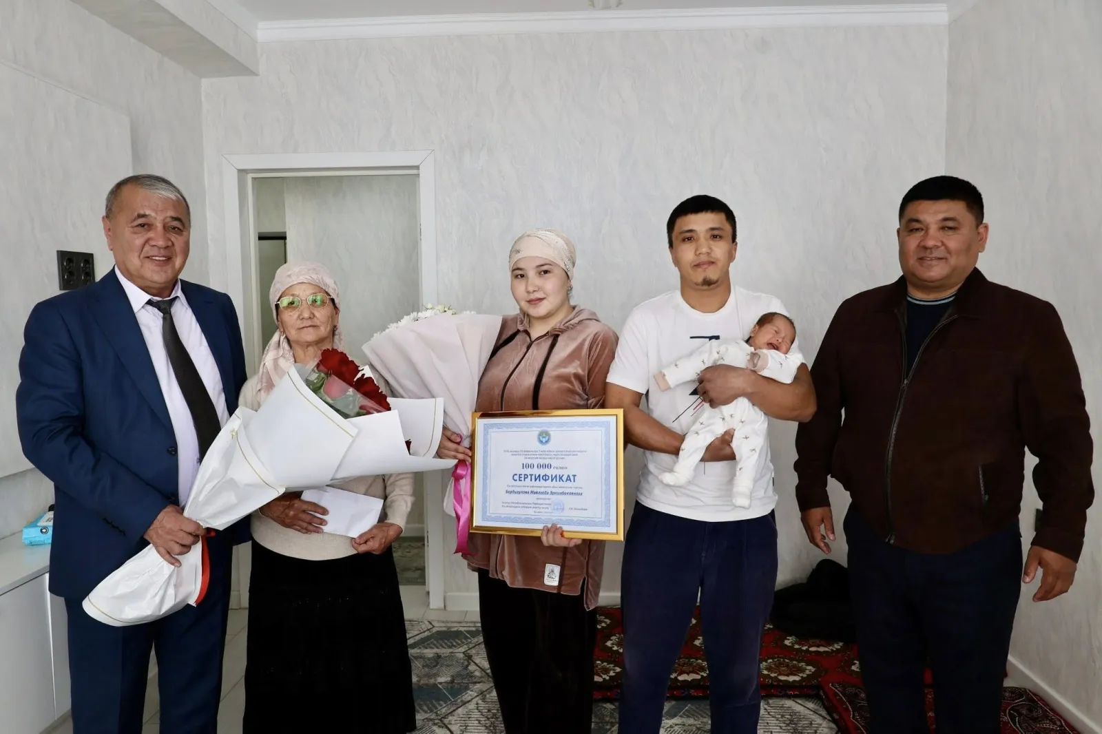 Аиша, Айчырай, Адинай: Үч эм төрөгөн энеге 100 миң сом тапшырылды