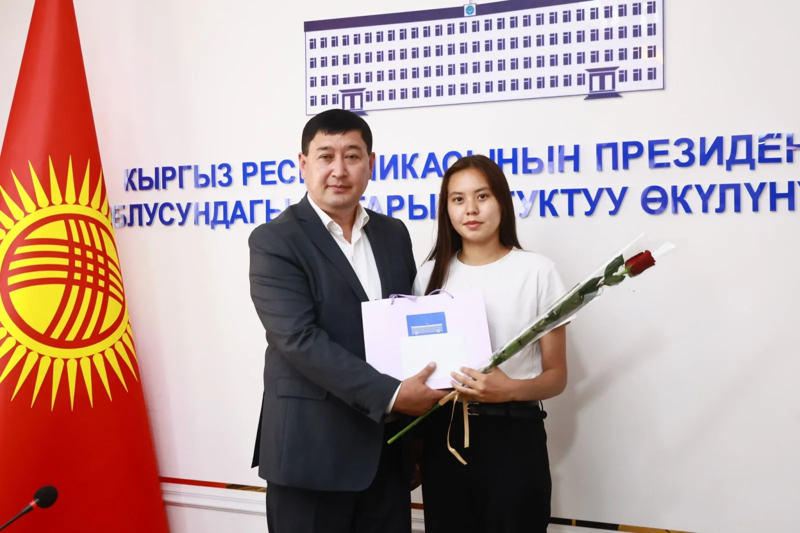 Ош облусунда ЖРТдан жогорку балл алган жана артыкчылык аттестат алган 41 бүтүрүүчү сыйланды