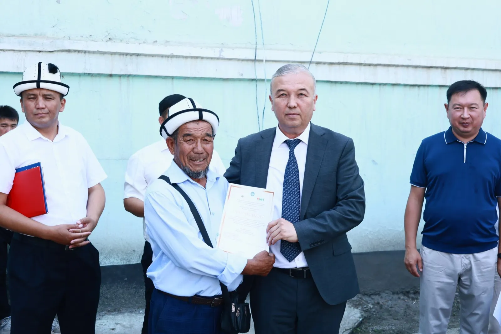 Айыл өкмөттөргө бодо малды жасалма жол менен уруктандыруучу 34 жаңы пункт жабдуулар тапшырылды