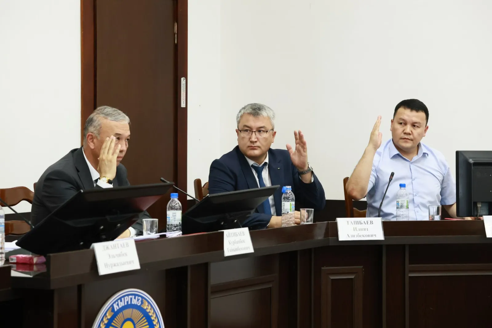 Ош облусунда бир катар жетекчилерге “катуу сөгүш” жана “эскертүү” берилди
