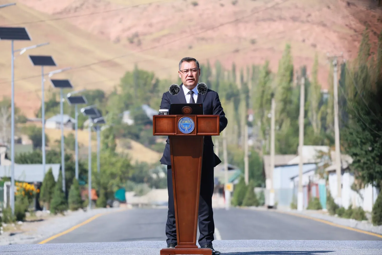 Президент Садыр Жапаров “Өзгөн – Мырза-Аке – Кара-Кулжа” жолун ачты