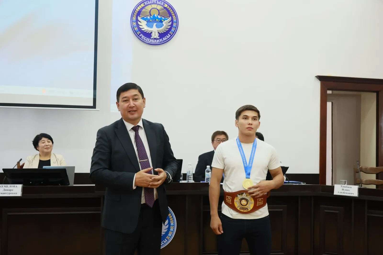 Эльчибек Джантаев грек-рим күрөшү боюнча дүйнө чемпиону Жантөрө Мирзалиевди кабыл алды