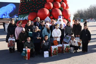 Аяз атага кат жазган балдарга белектер тапшырылды