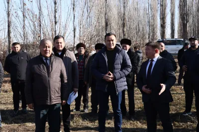 Аманкан Кенжебаев Алымбек датка жана Курманжан датканын күмбөзүнө зыярат кылды