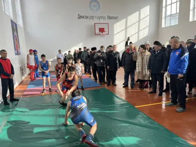 Аманкан Кенжебаев Өзгөндө жаңы спорт комплекстин ачылышына катышты