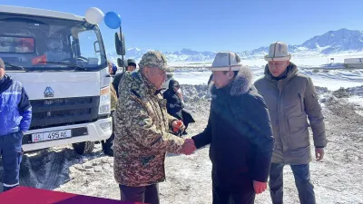 Аманкан Кенжебаев Памир-Алайда жаңы техникаларды тапшырып, көпүрөнүн ачылышына катышты