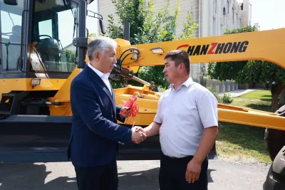 Өзгөндүн Жалпак-Таш айыл өкмөтүнө жаңы грейдер техникасы тапшырылды