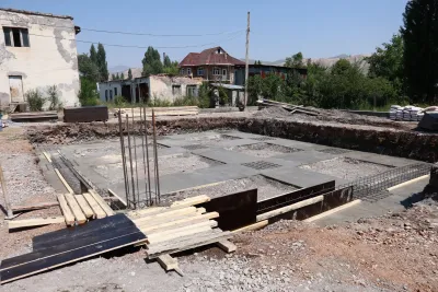Ош облусунун башчысы Алайдагы чакан ГЭСтин курулушу менен таанышып, прокуратуранын жаңы имаратына мезгил кутусун салуу аземине катышты